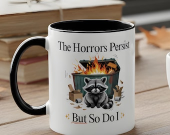 Taza con diseño de mapache en un contenedor de basura en llamas, taza de café con la frase "Los horrores persisten, pero yo también", regalo sarcástico y original para un amigo, regalo para el Día del Padre.