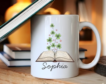 Taza personalizada con trébol para amantes de los libros, taza de café personalizada con trébol de cuatro hojas, regalo para profesores del Día de San Patricio, taza irlandesa de la suerte para la lectura