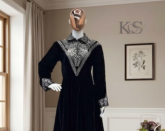 Pakistani Zari Embroidered 3 pc Black Velvet Straight Kurta Palazzo Set with Velvet Dupatta, Winter Salwar Kameez Set, Designer Party wear.