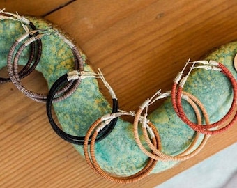 Pendientes de aro grandes envueltos en cuero de 50 mm