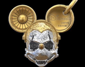 Colgante de calavera de Mickey con huesos tallados: joyería gótica hecha a mano de latón y plata / Suerte y protección
