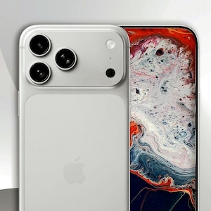 Könnte beinhalten: Ein silbernes Smartphone mit einem Dreifach-Kamerasystem und einem kleinen schwarzen Punkt. Das Telefon hat eine weiße Rückseite mit dem Apple-Logo. Der Bildschirm zeigt ein farbenfrohes abstraktes Design.