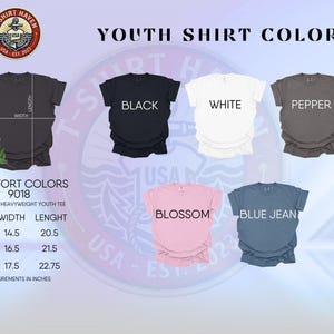 a collection of youth t-shirt colors, including black, white, pepper, blue jeans, and pink. The colors are arranged in a grid format, with each color represented by a different t-shirt design. The text provides information about the sizes and comfort levels of the t-shirts, as well as the names of the colors.