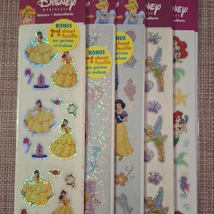 Puede incluir: Una colección de pegatinas de Disney Princess con personajes como Bella, Cenicienta, Blancanieves, Ariel y Campanilla. Las pegatinas son coloridas y brillantes, con el logotipo de Disney Princess en la parte superior. Cada hoja incluye una hoja extra.