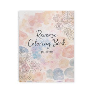 Könnte beinhalten: Ein Softcover "Reverse Coloring Book" mit einem Cover im Aquarellstil. Das Cover zeigt Pastellfarben und florale und geometrische Muster. Der Titel "Reverse Coloring Book" und das Wort "patterns" sind in schwarzer Schrift gedruckt.