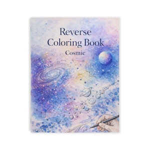 Könnte beinhalten: Ein "Reverse Coloring Book" mit kosmischem Thema. Das Cover zeigt eine Aquarellillustration einer Galaxie, Planeten und Sterne in Blau-, Lila- und Weißtönen. Titel und Untertitel sind in einer Serifenschrift gehalten.