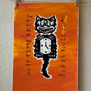 Puede incluir: Ilustración de un gato en blanco y negro con cuerpo de reloj y pajarita, sobre un fondo naranja y amarillo. El texto "WTF TIME IS IT?" está impreso en los lados izquierdo y derecho de la imagen.