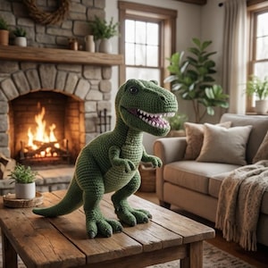 Peut inclure: Un jouet dinosaure Tyrannosaurus Rex vert crocheté avec une expression souriante, des dents blanches et une bouche rose. Le dinosaure est posé sur une table en bois dans un cadre de salon confortable. L'arrière-plan comprend une cheminée et un canapé.
