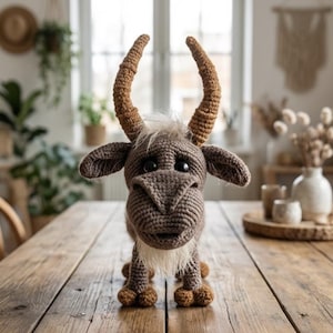 Könnte beinhalten: Eine weiße Keramik-Tasse mit schwarzem Henkel und dem Text "But First, Coffee" in schwarzer, handschriftlicher Schrift. Die Tasse steht auf einer weißen Oberfläche.