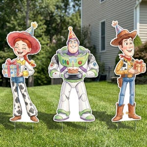 Peut inclure: Trois décorations de jardin colorées représentant des personnages du film Toy Story. Jessie, Buzz l'Éclair et Woody sont représentés tenant des cadeaux et un gâteau, tous portant des chapeaux de fête. Les découpes sont placées sur une pelouse verte.