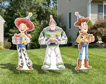 Może przedstawiać: Trzy kolorowe dekoracje ogrodowe z postaciami z filmu Toy Story. Jessie, Buzz Lightyear i Woody są przedstawieni trzymając prezenty i ciasto, wszyscy w czapkach urodzinowych. Wycięcia umieszczone na zielonym trawniku.