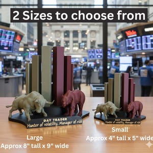 K&ouml;nnte beinhalten: Eine Pr&auml;sentation mit einem Bullen und einem B&auml;ren, die Markttrends darstellen, mit dem Text "DAY TRADER Hunter of volatility, Manager of risk." Erh&auml;ltlich in zwei Gr&ouml;&szlig;en: Gro&szlig;, ca. 20 cm hoch x 23 cm breit, und Klein, ca. 10 cm hoch x 13 cm breit.