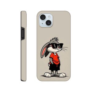 Puede incluir: Funda de teléfono beige claro con una ilustración de dibujos animados de Bugs Bunny con gafas de sol, una camiseta roja y pantalones cortos negros. La funda tiene un borde negro y una carcasa de cámara.