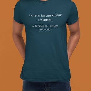 Puede incluir: Camiseta de color verde azulado con texto blanco que dice "Lorem ipsum dolor sit amet." y "// remove this before production." La camiseta la lleva una persona. El fondo es de color naranja liso.