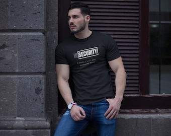 Puede incluir: Camiseta negra de cuello redondo con el texto "IN SECURITY" en un rectángulo blanco y la frase "I doubt I have any authority here" debajo. La persona lleva vaqueros azules y un reloj.