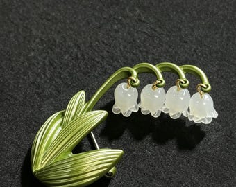 Broche de esmalte com flor do mês de nascimento, broche vintage de lírio-do-vale em esmalte branco, broche floral vintage para mulheres, joia botânica em estilo antigo.