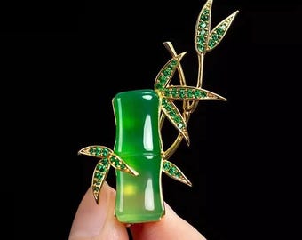 Broche de bambu e jade com pedras preciosas de tsavorita. Joia marcante inspirada na natureza. Broche de bambu verde. Broche de joia celta com inspiração na natureza, um presente perfeito para ela.