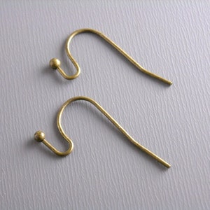 Cordons d'oreille sphériques de 22 mm de long, plaqué bronze antique - 50 pièces