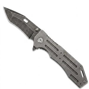 Puede incluir: Una navaja plegable con un acabado gris oscuro desgastado. La hoja presenta una punta tanto modificada y el nombre de la marca Kershaw grabado cerca del perno para el pulgar. El mango tiene un dise&ntilde;o esqueletizado con dos ranuras paralelas.