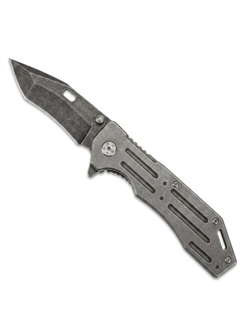 Puede incluir: Una navaja plegable con un acabado gris oscuro desgastado. La hoja presenta una punta tanto modificada y el nombre de la marca Kershaw grabado cerca del perno para el pulgar. El mango tiene un dise&ntilde;o esqueletizado con dos ranuras paralelas.