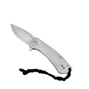 Op de afbeelding: Een zilverkleurig inklapbaar zakmes met een metalen handvat en een scherp lemmet waarop de merknaam Kershaw is gegraveerd. Het mes is voorzien van een zwart gevlochten koord dat aan het uiteinde van het handvat is bevestigd voor extra grip.