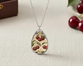 Collar con colgante ovalado de cereza vintage, joyería estilo cottagecore con motivos botánicos y frutales.