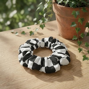 Schackrutigt mönster Scrunchie | Svartvit Retro Racing
