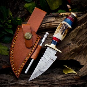 Cuchillo desollador de Damasco hecho a mano, mango de asta de ciervo, funda de cuero