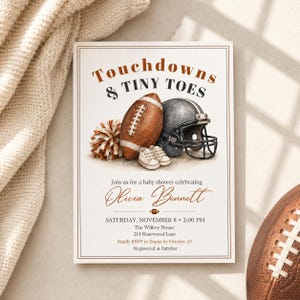 以下が含まれることがあります： Touchdowns & Tiny Toesという文字、茶色のフットボール、ダークグレーのヘルメット、ポンポン、白いベビーシューズが描かれた長方形のベビーシャワー招待状。11月8日土曜日午後2時、オリビア・ベネットのベビーシャワーの詳細が記載されています。