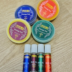 Peut inclure: Une sélection de produits de spa comprenant quatre pots de massage et quatre huiles de massage roll-on. Les pots sont bleus, rouges, jaunes et verts, chacun avec une étiquette différente. Les huiles roll-on sont dans des flacons bleus, violets, verts et rouges.