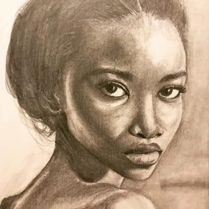 Könnte beinhalten: Ein Kohleporträt einer Person, die über ihre Schulter blickt. Das Kunstwerk ist eine Nahaufnahme des Gesichts mit detaillierten Schattierungen und Highlights. Die Person hat dunkles Haar und einen ernsten Ausdruck, wobei der Fokus auf den Augen und Lippen liegt.