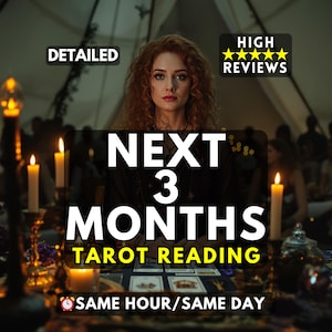 Puede incluir: Imagen promocionando un servicio de lectura de tarot. El texto dice "Próximos 3 meses Lectura de Tarot" con texto adicional que indica lecturas "Detalladas" y "Altas Reseñas". Una mujer con cabello rizado rojo está centrada en la imagen, rodeada de velas.