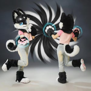 Puede incluir: Dos personas con trajes de husky blanco y negro con camisas rosas y vaqueros azul claro. Los trajes tienen patas grandes con almohadillas rosas, colas esponjosas y botas a juego. Un diseño de remolino blanco y negro está en el fondo.