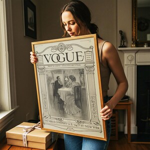 Op de afbeelding: Een ingelijste vintage Vogue tijdschriftomslag met een zwart-wit illustratie van een dinerend koppel aan een tafel. De tekst luidt VOGUE, PRICE 10 CENTS, FOUR DOLLARS A YEAR en THE VOGUE COMPANY 11 E 24TH ST NEW YORK in een licht houten lijst.
