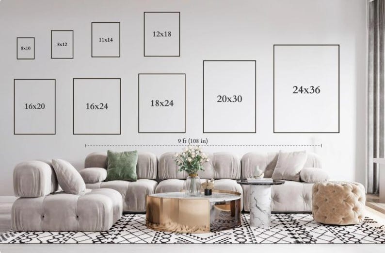Puede incluir: Una exhibici&oacute;n de pared con nueve marcos rectangulares de varios tama&ntilde;os etiquetados como 8x10, 8x12, 11x14, 12x18, 16x20, 16x24, 18x24, 20x30 y 24x36 pulgadas. El conjunto se sit&uacute;a sobre un sof&aacute; modular beige y una mesa de centro dorada.