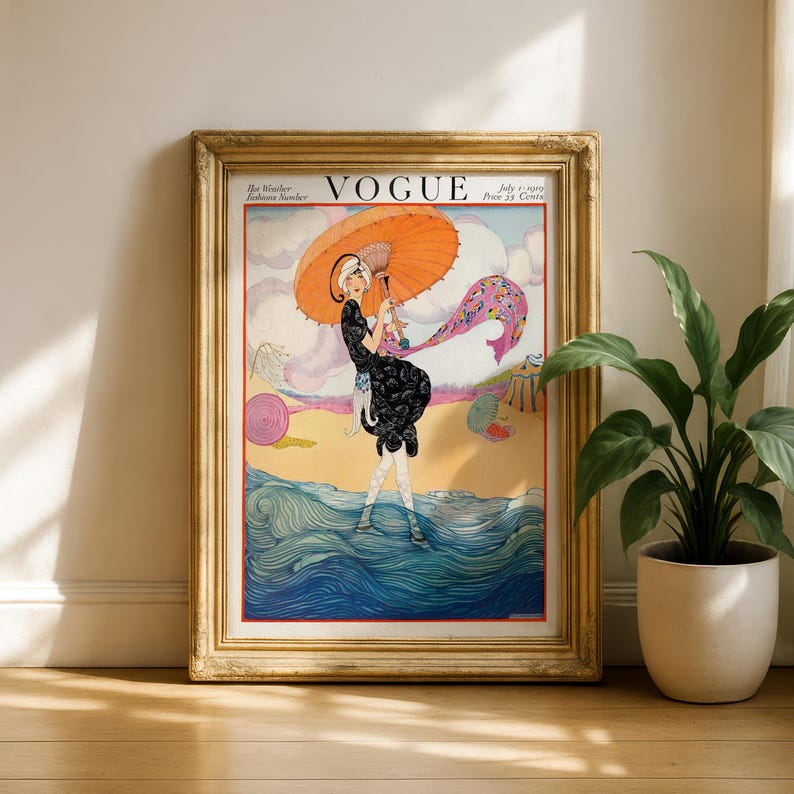 Puede incluir: Una portada de revista Vogue vintage enmarcada del 1 de julio de 1919, con la ilustraci&oacute;n de una figura con vestido negro estampado sosteniendo una sombrilla naranja mientras est&aacute; de pie en olas azules frente a un cielo pastel con nubes.