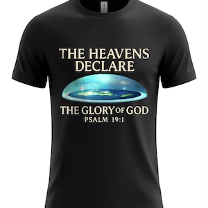 Peut inclure: T-shirt noir avec l'inscription "THE HEAVENS DECLARE THE GLORY OF GOD" et "PSALM 19:1". Le motif représente une terre plate sous un dôme de ciel bleu.