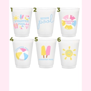 Könnte beinhalten: Sechs mattierte Kunststoffbecher mit der Aufschrift DESIGN OPTIONS, jeweils mit verschiedenen bunten Grafiken und dem Text STAUFFER POOL. Die Motive umfassen Sonnen, Eis am Stiel, Schwimmringe und Strandbälle in pastellfarbenen Tönen.