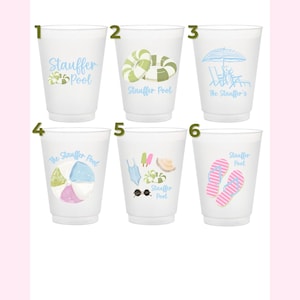 Könnte beinhalten: Sechs Becher aus mattem Kunststoff mit der Überschrift Design Options, jeweils mit sommerlichen Motiven und dem Text Stauffer Pool oder The Stauffer's. Die Designs zeigen Schwimmringe, Strandstühle mit Sonnenschirm, einen Wasserball, Badekleidung und Flip-Flops.