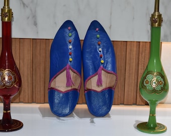 Zapatillas marroquíes en piel azul artesanal con pompones de colores y bordados rosas, cómodas, elegantes y únicas hechas a mano.