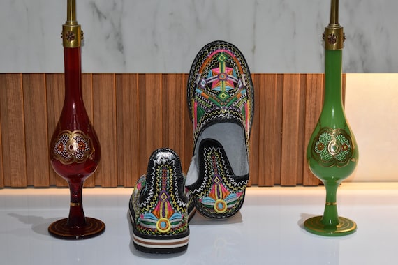 Babouches marocaines brodées multicolores, chaussures artisanales en cuir, chaussons berbères, pantoufles ethniques confort femme