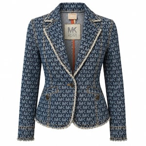 Puede incluir: Blazer de mezclilla azul con un patrón repetido del logotipo "MK Michael Kors" en azul y blanco. La chaqueta tiene solapas de muesca, dos bolsillos delanteros y un cierre de un solo botón. Los bordes están adornados con flecos color crema. La etiqueta dice "MK Michael Kors".