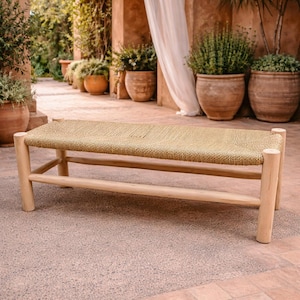 Può includere: Un cartello in legno rustico con la scritta "Welcome to our home" in lettere bianche. Il cartello presenta una finitura invecchiata e un design semplice e invitante, perfetto per un portico o un ingresso.
