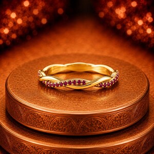 Aliança de casamento torcida em ouro 14K com rubis, anel de eternidade vintage com rubis, anel de compromisso delicado e empilhável, aliança de aniversário minimalista curva.