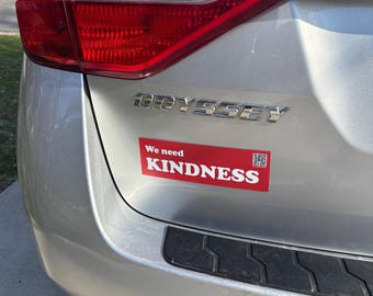 Necesitamos un imán para coche con el mensaje "Necesitamos amabilidad".