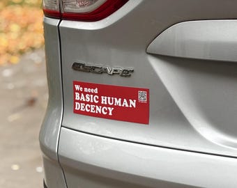Necesitamos un imán/pegatina para el parachoques con el lema de la decencia humana básica.
