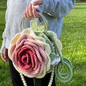 Op de afbeelding: Een set van drie keramische mokken met een gespikkelde, matte afwerking. De mokken zijn in de kleuren crème, lichtgrijs en donkergrijs. Elke mok heeft een eenvoudig, minimalistisch ontwerp, perfect voor koffie of thee.