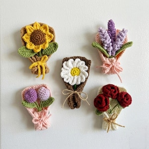 Magneti da frigo a forma di bouquet di fiori all'uncinetto – 5 mini modelli (schema in PDF)