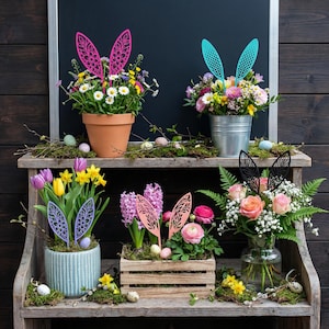 Puede incluir: Una estantería rústica de madera exhibe arreglos florales de Pascua. Flores coloridas en macetas y recipientes están adornadas con orejas de conejo decorativas. Los arreglos incluyen tulipanes, narcisos, jacintos y rosas, con huevos decorativos esparcidos.