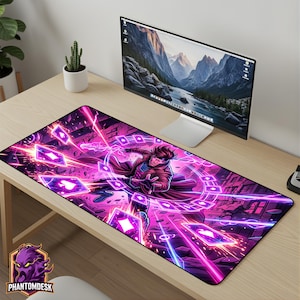 Könnte beinhalten: Rechteckiges Mauspad mit einer Comic-Illustration eines Charakters, der von Spielkarten und Energieeffekten umgeben ist. Die dominierenden Farben sind Lila, Pink und Blau. Das PhantomDesk-Logo befindet sich unten links.